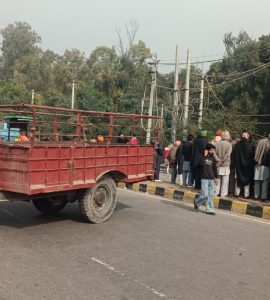 ਬਠਿੰਡਾ ਵਿਚ ਆਵਾਜਾਈ ਰੋਕਦੇ ਹੋਏ ਕਿਸਾਨ।