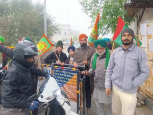 ਪਟਿਆਲਾ ਜ਼ਿਲ੍ਹੇ ਵਿਚ ਭਾਦਸੋਂ ’ਚ ਆਵਾਜਾਈ ਰੋਕਦੇ ਹੋਏ ਕਿਸਾਨ। -ਫੋਟੋ: ਰਾਜੇਸ਼ ਸੱਚਰ