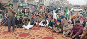 ਭਵਾਨੀਗੜ੍ਹ ਵਿਖੇ ਬਠਿੰਡਾ-ਚੰਡੀਗੜ੍ਹ ਕੌਮੀ ਮਾਰਗ ’ਤੇ ਨਾਅਰੇਬਾਜ਼ੀ ਕਰਦੇ ਹੋਏ ਕਿਸਾਨ ਤੇ ਜਨਤਕ ਆਗੂ।