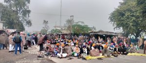 ਮੋਗਾ ਅੰਮ੍ਰਿਤਸਰ ਮੁੱਖ ਮਾਰਗ ’ਤੇ ਅੱਡਾ ਸ਼ਾਹ ਬੋਕਰ ਵਿਖੇ ਕਿਸਾਨਾਂ ਵਲੋਂ ਲਾਇਆ ਗਿਆ ਜਾਮ।