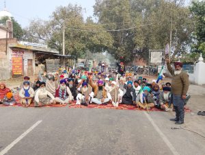 ਕਿਸਾਨ ਤੇ ਮਜ਼ਦੂਰ ਪਿੰਡ ਬੰਡਾਲਾ ਵਿਖੇ ਸੜਕ ਜਾਮ ਕਰਕੇ ਰੋਸ ਪ੍ਰਦਰਸ਼ਨ ਕਰਦੇ ਹੋਏ। -ਫੋਟੋ: ਬੇਦੀ