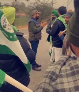 ਵਿਧਾਇਕ ਹਰਦੀਪ ਸਿੰਘ ਡਿੰਪੀ ਢਿੱਲੋਂ ਕਿਸਾਨਾਂ ਨੂੰ ਲਾਂਘਾ ਦੇਣ ਦੀ ਅਪੀਲ ਕਰਦੇ ਹੋਏ।