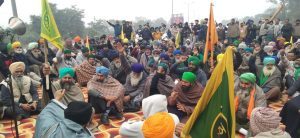 ਫਿਲੌਰ ਵਿਚ ਧਰਨਾਦ ਦਿੰਦੇ ਹੋਏ ਕਿਸਾਨ।