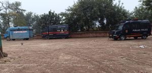 ਇਹ ਗੱਡੀਆਂ ਅਥਰੂ ਗੈਸ ਦੇ ਗੋਲੇ ਸੁੱਟਣ ਵਾਲੀਆਂ ਦੱਸੀਆਂ ਜਾ ਰਹੀਆਂ ਹਨ।