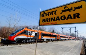 ਆਪਣੀ ਅਜ਼ਮਾਇਸ਼ੀ ਫੇਰੀ ਦੌਰਾਨ ਸ਼ਨਿੱਚਰਵਾਰ ਨੂੰ ਸ੍ਰੀਨਗਰ ਰੇਲਵੇ ਸਟੇਸ਼ਨ ’ਤੇ ਪੁੱਜਦੀ ਹੋਈ ਵੰਦੇ ਭਾਰਤ ਐਕਸਪ੍ਰੈਸ ਰੇਲ ਗੱਡੀ। -ਫੋਟੋ: ਏਐਨਆਈ
