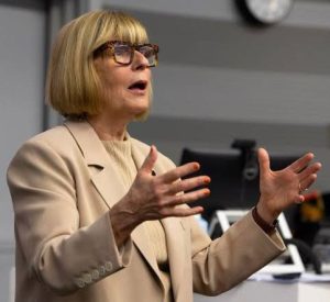 ਆਸਟਰੇਲੀਆ ਦੇ ਕੰਮ ਕਾਜ ਵਾਲੀਆਂ ਥਾਵਾਂ ’ਤੇ ਕਿਰਤ ਕਾਨੂੰਨਾਂ ਬਾਰੇ ਫੇਅਰ ਵਰਕ ਓਮਬਡਸਮੈਨ ਦੀ ਮੁਖੀ ਐਨਾ ਬੂਥ ਨੇ ਨਵੇਂ ਕਾਨੂੰਨ ਬਾਰੇ ਜਾਣਕਾਰੀ ਦਿੰਦੇ ਹੋਏ।