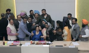 ਜਿੱਤ ਦੀ ਖ਼ੁਸ਼ੀ ਮਨਾਉਂਦੇ ਹੋਏ ਭਾਜਪਾ ਦੇ ਕੌਂਸਲਰ। -ਫੋਟੋ: ਰਵੀ ਕੁਮਾਰ