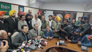 ‘ਆਪ’ ਦੇ ਸੂਬਾਈ ਪ੍ਰਧਾਨ ਤੇ ਕੈਬਨਿਟ ਮੰਤਰੀ ਅਮਨ ਅਰੋੜਾ ਪਟਿਆਲਾ ਨਗਰ ਨਿਗਮ ਦੇ ਅਹੁਦੇਦਾਰਾਂ ਦੀ ਚੋਣ ਬਾਰੇ ਜਾਣਕਾਰੀ ਦਿੰਦੇ ਹੋਏ।