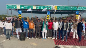 ਗੂਹਲਾ ਚੀਕਾ ਟੌਲ ਪਲਾਜ਼ਾ ’ਤੇ ਨਾਅਰੇਬਾਜ਼ੀ ਕਰਦੇ ਹੋਏ ਕਿਸਾਨ।