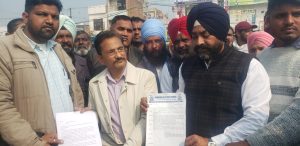 ਪੰਜਾਬ ਦੇ ਮੁੱਖ ਮੰਤਰੀ ਦਾ ਨਾਂ ਮੰਗ ਪੱਤਰ ਦਿੰਦੇ ਹੋਏ ਮੁਜ਼ਾਹਰਾਕਾਰੀ ਆਗੂ।