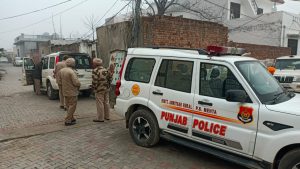 ਸੰਸਦ ਮੈਂਬਰ ਅੰਮ੍ਰਿਤਪਾਲ ਸਿੰਘ ਦੇ ਘਰ ਨੇੜੇ ਤਾਇਨਾਤ ਭਾਰੀ ਪੁਲੀਸ ਫੋਰਸ।