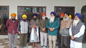 ਹਲਕਾ ਖਡੂਰ ਸਾਹਿਬ ਦੇ ਐਮਪੀ ਅੰਮ੍ਰਿਤਪਾਲ ਸਿੰਘ ਦੇ ਪਿਤਾ ਤਰਸੇਮ ਸਿੰਘ ਤੇ ਹੋਰ ਪੱਤਰਕਾਰਾਂ ਨਾਲ ਗੱਲਬਾਤ ਕਰਦੇ ਹੋਏ।