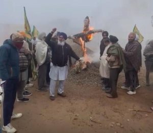ਅੰਬਾਲਾ ਜ਼ਿਲ੍ਹੇ ਵਿਚ ਕਿਸਾਨ ਕੇਂਦਰ ਸਰਕਾਰ ਦੇ ਪੁਤਲੇ ਫੂਕਦੇ ਹੋਏ।