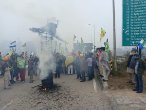 ਕੇਂਦਰ ਸਰਕਾਰ ਦੇ ਪੁਤਲੇ ਫੂਕਦੇ ਹੋਏ ਕਿਸਾਨ।