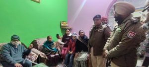 ਪਿੰਡ ਭਦਾਸ (ਭੁਲੱਥ) ਦੀ ਲਵਪ੍ਰੀਤ ਕੌਰ ਤੇ ਉਸ ਦਾ ਪੁੱਤਰ ਪਰਿਵਾਰਕ ਜੀਆਂ ਨਾਲ।