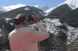 ਉੱਤਰਾਖੰਡ ਦੇ ਉੱਤਰਕਾਸ਼ੀ ਇਲਾਕੇ ਵਿਚ ਦੂਰ-ਦੂਰਾਡੇ ਬਰਫ਼ ਨਾਲ ਢਕੀਆਂ ਚੋਟੀਆਂ ਦੇ ਸਵੇਰ ਦੇ ਦ੍ਰਿਸ਼ ਦਾ ਆਨੰਦ ਮਾਣਦੇ ਹੋਏ ਪ੍ਰਧਾਨ ਮੰਤਰੀ ਨਰਿੰਦਰ ਮੋਦੀ। (@NarendraModi on Youtube via PTI Photo)