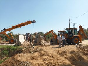 ਹਰਿਆਣਾ-ਪੰਜਾਬ ਸਰਹੱਦ ’ਤੇ ਲਾਏ ਬੈਰੀਕੇਡ ਤੋੜਨ ਦੀਆਂ ਜਾਰੀ ਕੋਸ਼ਿਸ਼ਾਂ।