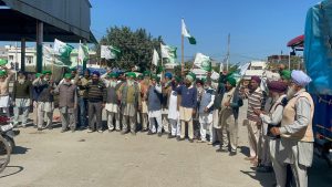 ਅਨਾਜ ਮੰਡੀ ਭਵਾਨੀਗੜ੍ਹ ਵਿਖੇ ਨਾਅਰੇਬਾਜ਼ੀ ਕਰਦੇ ਹੋਏ ਕਿਸਾਨ।