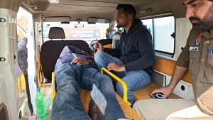 ਜ਼ਖ਼ਮੀ ਗੈਂਗਸਟਰ ਮਲਕੀਤ ਨੂੰ ਲੈ ਕੇ ਜਾਂਦੇ ਹੋਏ ਪੁਲੀਸ ਮੁਲਾਜ਼ਮ। -ਫੋਟੋ: ਰੂਬਲ