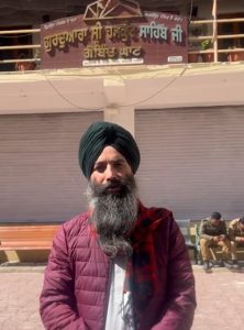 ਗੁਰਦੁਆਰਾ ਗੋਬਿੰਦ ਘਾਟ ਦੇ ਮੈਨੇਜਰ ਭਾਈ ਸੇਵਾ ਸਿੰਘ ਟੁੱਟੇ ਪੁਲ ਬਾਰੇ ਜਾਣਕਾਰੀ ਦਿੰਦੇ ਹੋਏ।