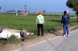 ਖੇਤਾਂ ਵਿੱਚ ਪਲਟੀ ਹੋਈ ਨਸ਼ਾ ਤਸਕਰ ਦੀ ਕਾਰ