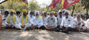 ਮਿੰਨੀ ਸਕੱਤਰੇਤ ਦੇ ਬਾਹਰ ਧਰਨਾ ਦਿੰਦੇ ਕਿਸਾਨ।