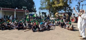 ਪਿੰਡ ਭੈਣੀ ਦਰੇੜਾ ਵਿੱਚ ਕਿਸਾਨਾਂ ਨੂੰ ਸੰਬੋਧਨ ਕਰਦੇ ਮਨਜੀਤ ਸਿੰਘ ਧਨੇਰ।