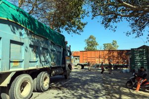 ਰਾਏਕੋਟ ਤੋਂ ਮੰਡੀ ਅਹਿਮਦਗੜ੍ਹ ਸੜਕ ਉਪਰ ਰੇਤ ਦੇ ਟਿੱਪਰ ਲਾ ਕੇ ਪੁਲੀਸ ਵੱਲੋਂ ਰੋਕਿਆ ਗਿਆ ਰਾਹ।