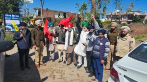 ਕਿਸਾਨ ਆਗੂ ਪੁਲੀਸ ਵੱਲੋਂ ਹਿਰਾਸਤ 'ਚ ਲੈਣ ਮੌਕੇ ਰੋਸ ਪ੍ਰਦਰਸ਼ਨ ਕਰਦੇ ਹੋਏ। -ਫੋਟੋ: ਬੇਦੀ