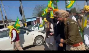 ਲਾਲੜੂ ਪੁਲੀਸ ਕਿਸਾਨਾਂ ਨੂੰ ਹਿਰਾਸਤ ਵਿੱਚ ਲੈ ਕੇ ਜਾਂਦੀ ਹੋਈ।