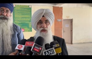 ਜਗਤਾਰ ਸਿੰਘ ਤਾਰਾ ਅਤੇ ਰਮਨਦੀਪ ਗੋਲਡੀ ਦੇ ਬਰੀ ਹੋਣ ਤੋਂ ਬਾਅਦ ਉਨ੍ਹਾਂ ਦੇ ਵਕੀਲ ਐਡਵੋਕੇਟ ਬਰਜਿੰਦਰ ਸਿੰਘ ਸੋਢੀ ਮੀਡੀਆ ਨਾਲ ਗੱਲ ਕਰਦੇ ਹੋਏ। ਪਿੱਛੇ ਰਮਨਦੀਪ ਗੋਲਡੀ ਵੀ ਖੜ੍ਹੇ ਨਜ਼ਰ ਆ ਰਹੇ ਹਨ।