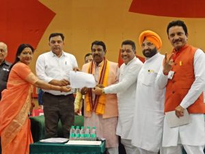 ਸਿਰਸਾ ਦੇ ਚੇਅਰਮੈਨ ਦੇ ਅਹੁਦੇ ਲਈ ਜੇਤੂ ਭਾਜਪਾ-ਹਲੋਪਾ ਉਮੀਦਵਾਰ ਨੂੰ ਸਰਟੀਫਿਕੇਟ ਦਿੰਦੇ ਚੋਣ ਅਧਿਕਾਰੀ।