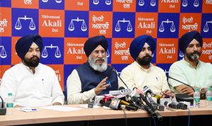 ਸ਼੍ਰੋਮਣੀ ਅਕਾਲੀ ਦਲ ਦੀ ਵਰਕਿੰਗ ਕਮੇਟੀ ਦੀ ਮੀਟਿੰਗ ਤੋਂ ਬਾਅਦ ਮੀਡੀਆ ਨੂੰ ਜਾਣਕਾਰੀ ਦਿੰਦੇ ਹੋਏ ਡਾ. ਦਲਜੀਤ ਸਿੰਘ ਚੀਮਾ।