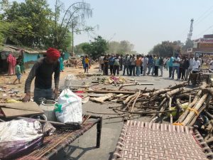 ਝੁੱਗੀਆਂ ਢਾਹੇ ਜਾਣ ਖ਼ਿਲਾਫ਼ ਸੜਕ ਉਪਰ ਸਾਮਾਨ ਰੱਖ ਕੇ ਜਾਮ ਕਰਦੇ ਹੋਏ ਪਰਵਾਸੀ ਮਜ਼ਦੂਰ