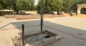 ਸ਼ਮਸ਼ਾਨਘਾਟ ਵਿਚ ਪਈਆਂ ਕਣਕ ਦੀਆਂ ਭਰੀਆਂ ਹੋਈਆਂ ਬੋਰੀਆਂ