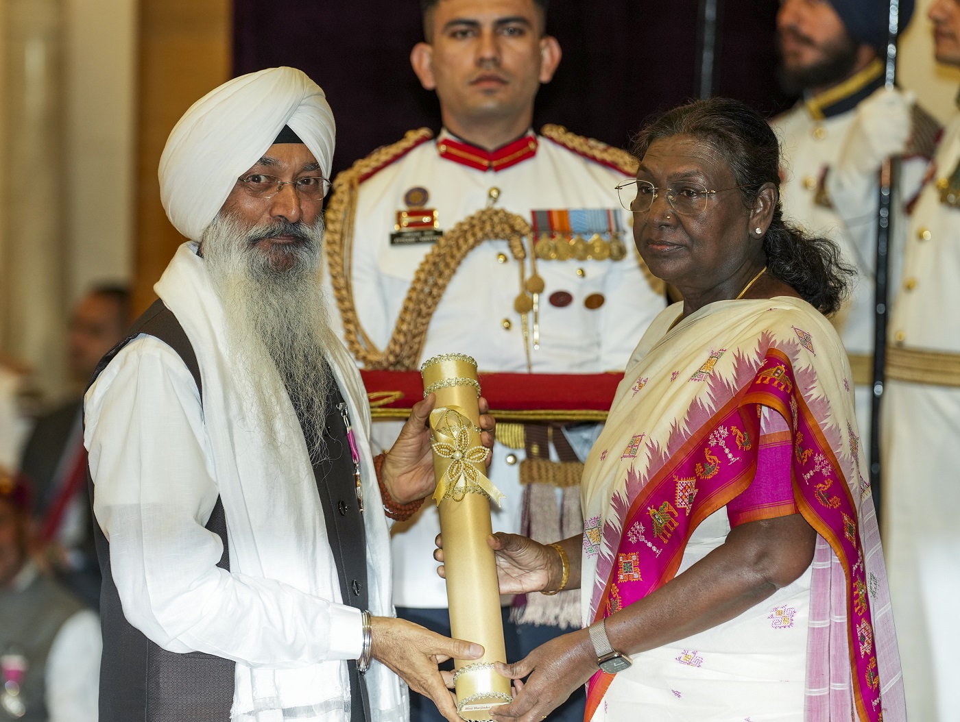 ਰਾਸ਼ਟਰਪਤੀ ਦ੍ਰੋਪਦੀ ਮੁਰਮੂ 28 ਅਪ੍ਰੈਲ, 2025 ਨੂੰ ਨਵੀਂ ਦਿੱਲੀ ਦੇ ਰਾਸ਼ਟਰਪਤੀ ਭਵਨ ਵਿਖੇ ਉਘੇ ਕੀਰਤਨੀਏ ਭਾਈ ਹਰਜਿੰਦਰ ਸਿੰਘ ਸ੍ਰੀਨਗਰ ਵਾਲਿਆਂ (Bhai Harjinder Singh Srinagar wale) ਨੂੰ ਪਦਮ ਸ਼੍ਰੀ ਸਨਮਾਨ ਭੇਟ ਕਰਦੇ ਹੋਏ। ਪੀਟੀਆਈ ਫੋਟੋ