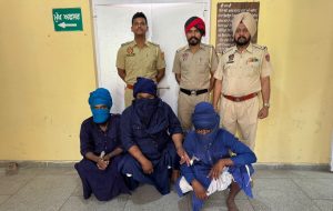 ਸਿਟੀ ਪੁਲੀਸ ਵੱਲੋਂ ਗ੍ਰਿਫ਼ਤਾਰ ਕੀਤੇ ਗਏ ਤਿੰਨੇ ਮੁਲਜ਼ਮ